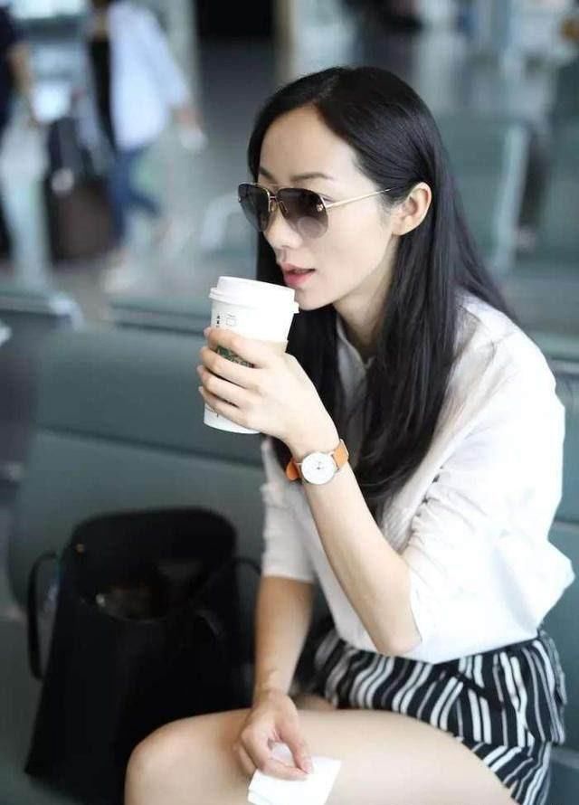 韩雪短裤穿得这么短，坐下来的瞬间好尴尬，网友：我们拿块布给你