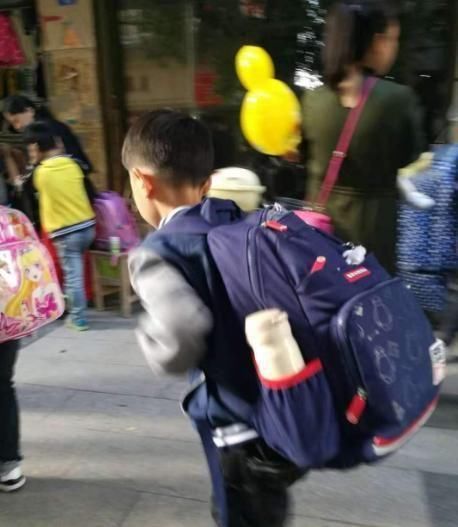  #孩子的书#日本小学生的书包重达20斤，里面装的东西，中国学生都不敢放