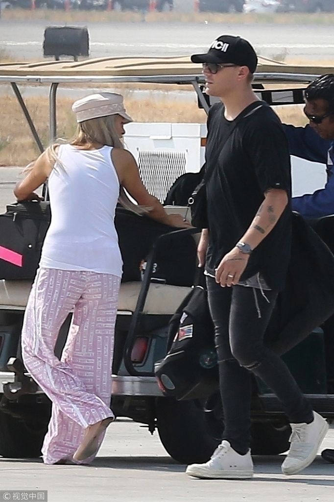 帕丽斯希尔顿与未婚夫乘私人飞机度假 脱外套搬行李亲力亲为变女