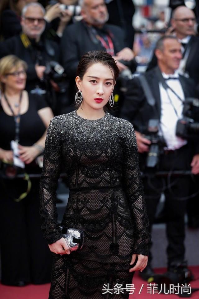 马苏太拼了！这么窄的紧身渔网裙也要硬穿进去，网友：可惜没有腰