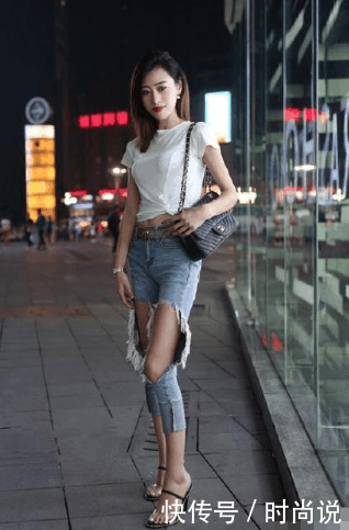 素人街拍: 别致的小热裤, 尽显性感迷人好身段！