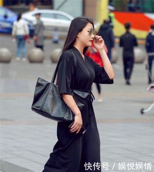 『 身穿』小姐姐千姿百媚,温婉可人,街拍:身穿白色无袖百褶裙