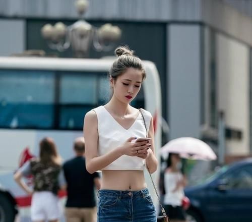  『白色』路人街拍，小姐姐白色上衣搭配牛仔裤，很是惊艳
