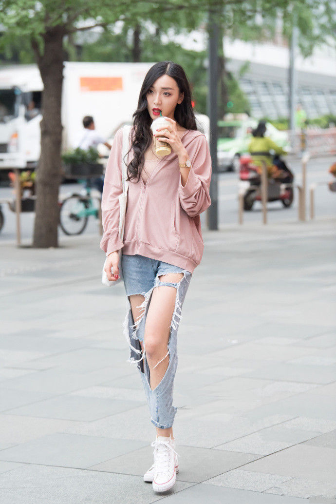 街拍路人，个性前卫的独特穿搭示范，百搭又好看