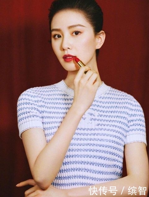 刘诗诗为Chanel口红新品代言,丸子头搭条纹上