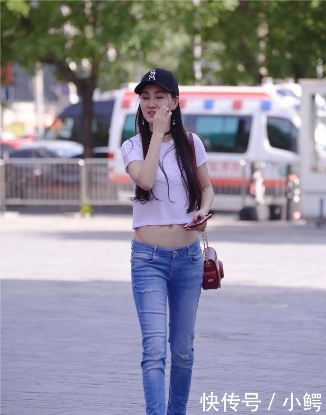  #露脐装#低腰紧身牛仔裤，搭配出露脐装，搭配一双内增高的运动鞋