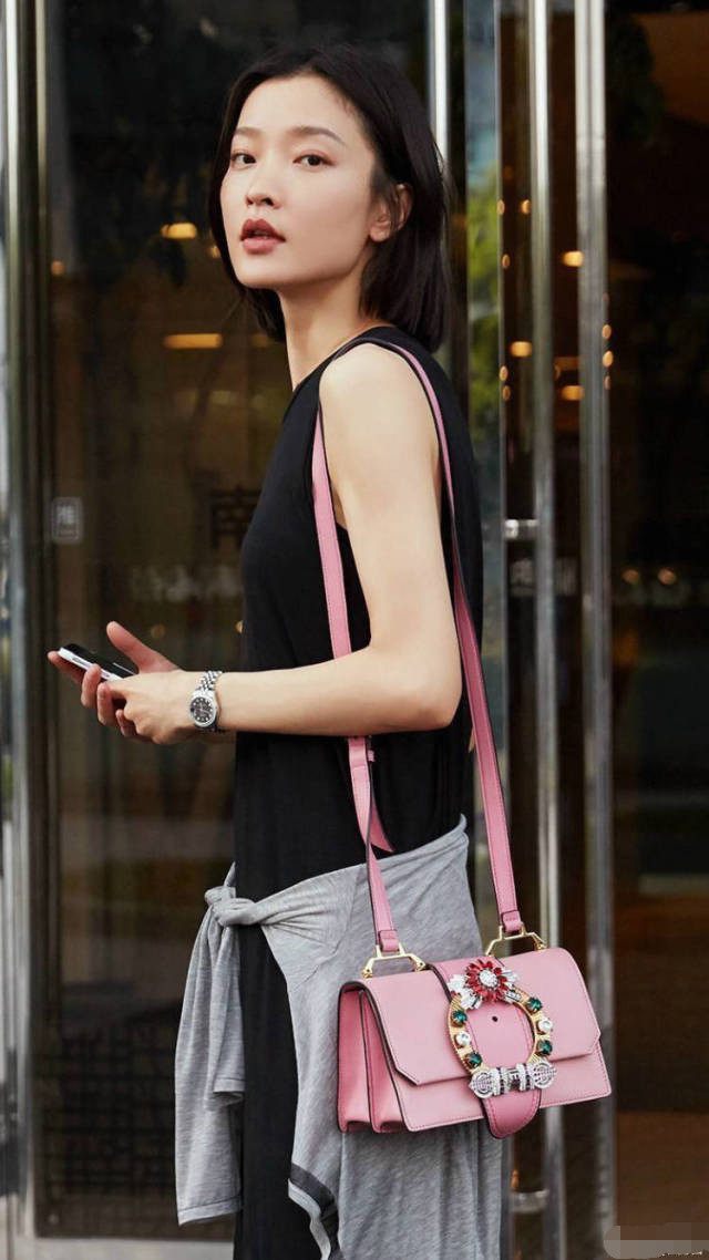 她是“T台皇帝”，被赞气质和王菲有得一拼，被称为中国第一美人