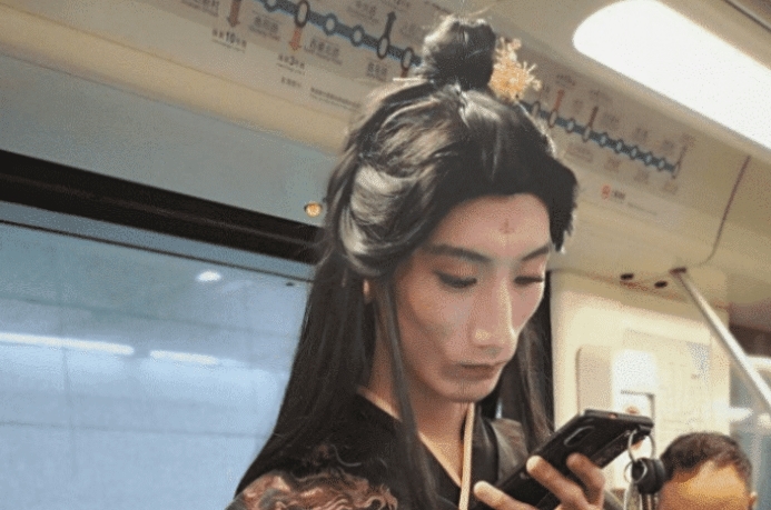  「汉服」抖音地铁1米8“汉服小哥”长啥样？发髻高耸阴柔可人，