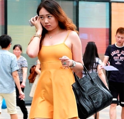  『气质』街拍：富有活力的小姐姐，仙女气质十足，非常有女人味
