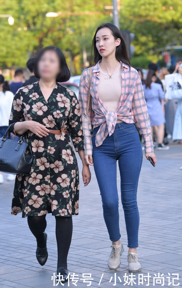 轻松|街拍:穿牛仔裤让你摆脱路人感, 轻松秀出自己潇洒个性的一面