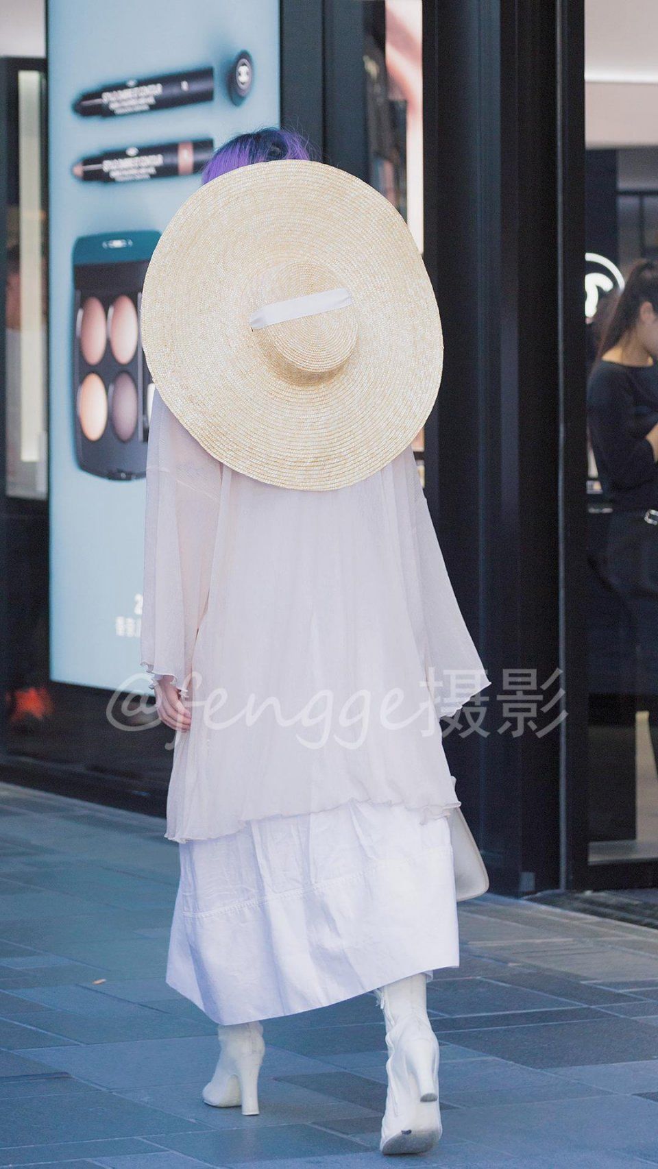 街拍:十九张三里屯绚丽多姿的背影，在这段时间里最时尚，最养眼