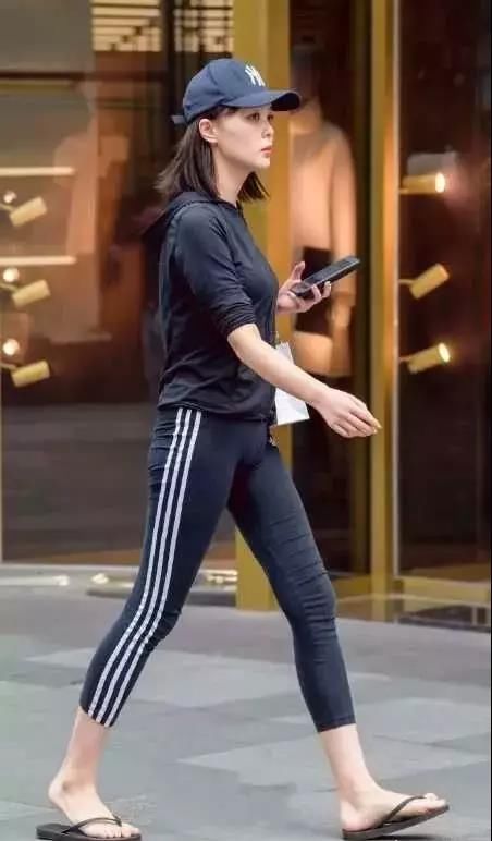 街拍: 丰满身材的小阿姨刚运动完, 这衣服怎么穿上的?