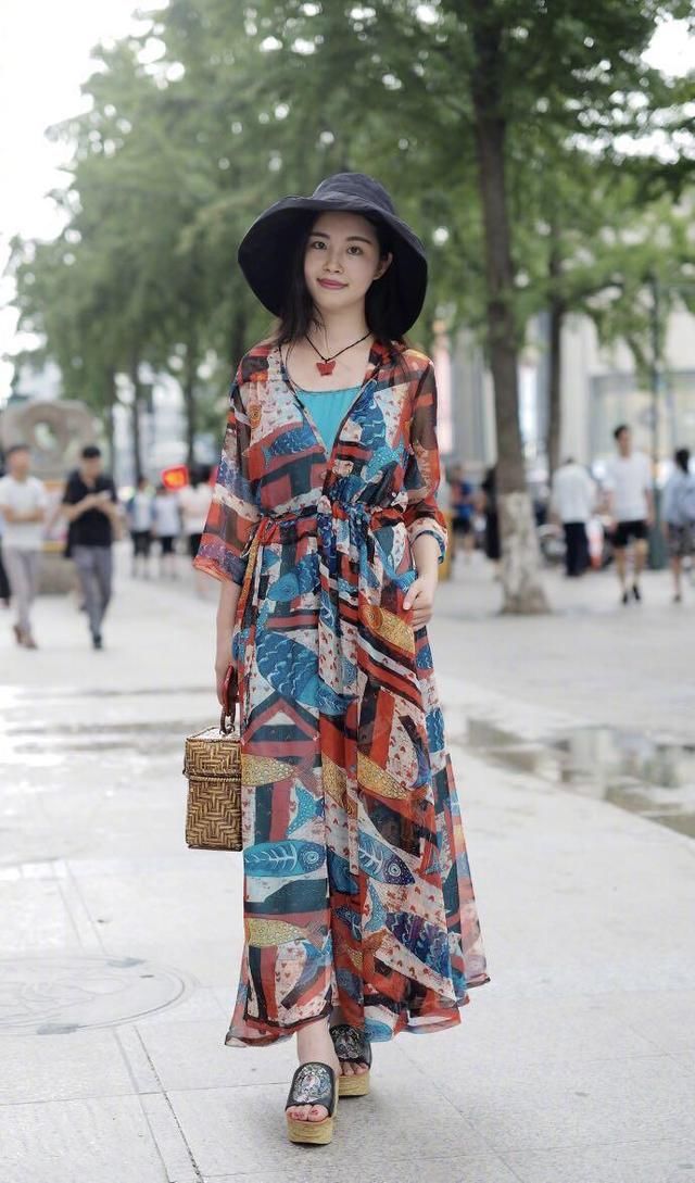 街拍:路上偶遇身材高挑，气质高冷的时尚女郎!