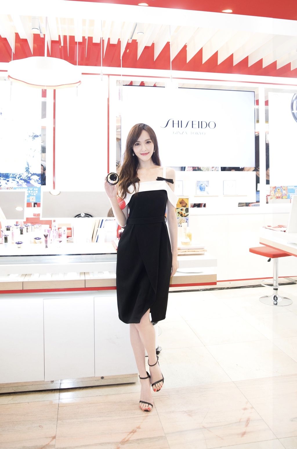 唐嫣出席某代言活动,黑色长裙搭配一字带高跟鞋显得美脚丫白皙