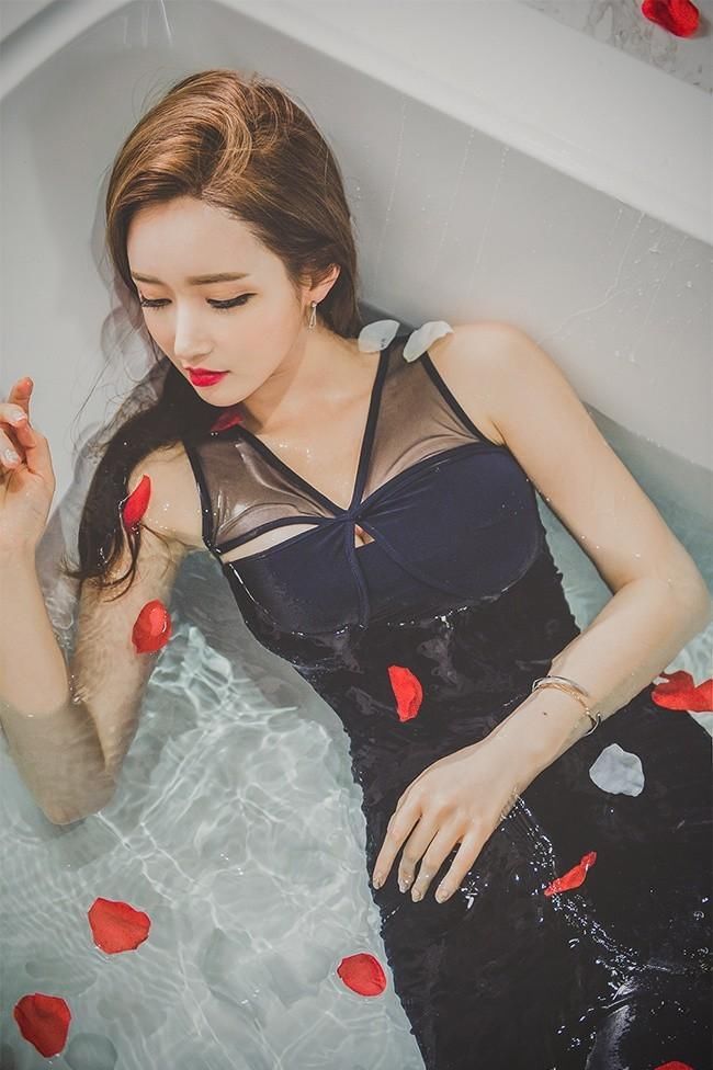 韩国气质女神李妍静穿紧身包臀裙，湿身美肌浴缸内拍诱惑写真！