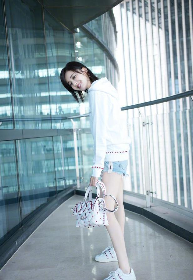 “国民腿精”是李溪芮?娜扎不服,靠双平底鞋凹出大长腿!