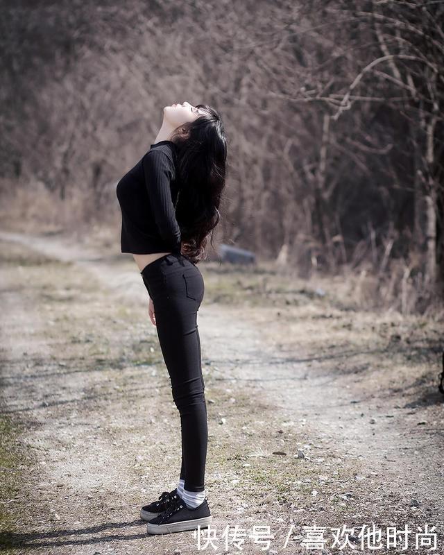 曲线漂亮的紧身裤美女，一举一动都那么洒脱