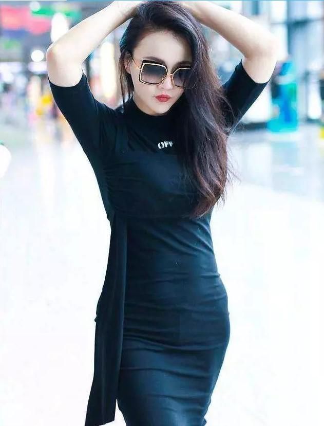 还以为冉莹颖穿衣开始大众化了，原来黑裙里面暗藏时尚心机！