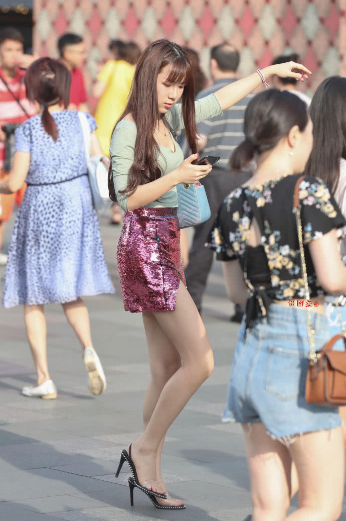 性感小姐姐穿亮片超短裙裹出肉感圆润的臀线，裙子比阳光还闪亮