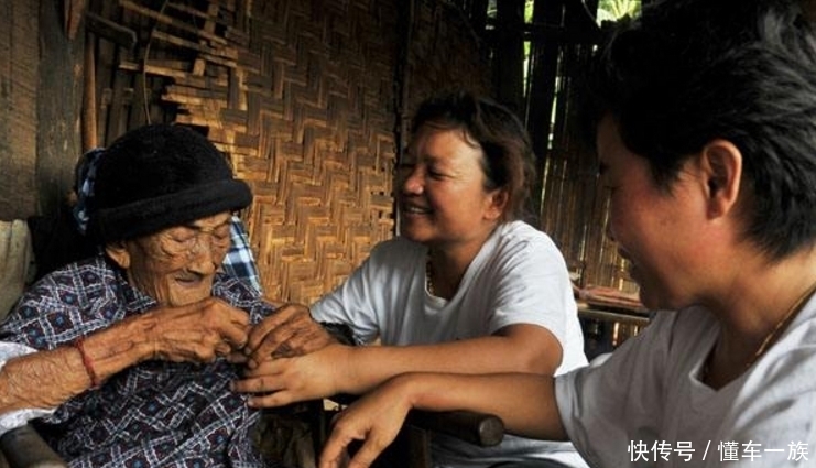 此地离中国仅有9公里，国民却说汉语，用人民币，做梦都想回祖国