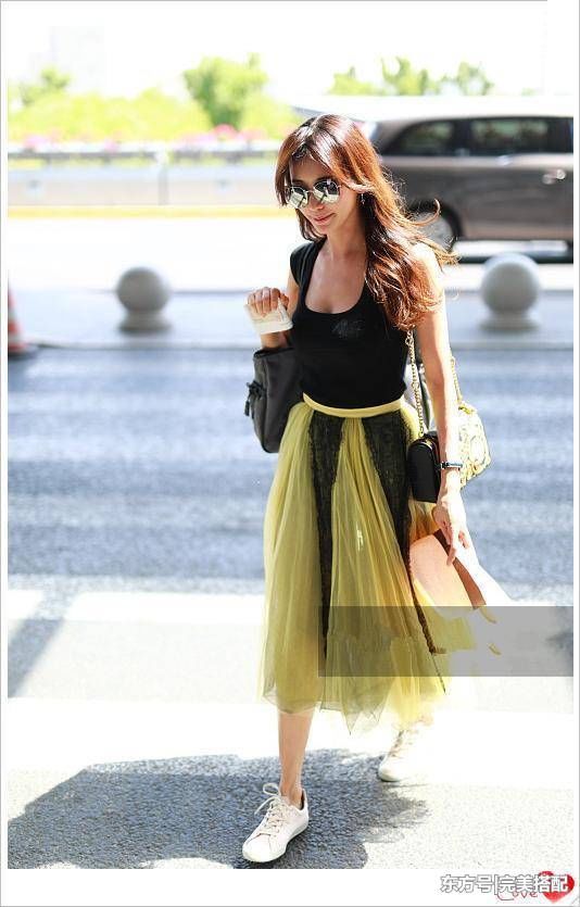 看了张雪迎的小背心，再看看林志玲，才知道少女和熟女差距有多大