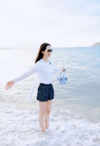 各路明星短裤秀长腿，鞠婧祎的最美，杨幂的最细，迪丽热巴的最闪