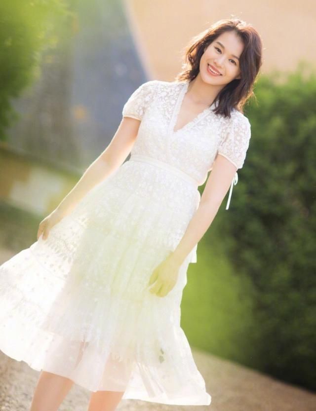 胡杏儿产后发福，穿蕾丝白裙腰部臃肿这么自信，女神就是女神!