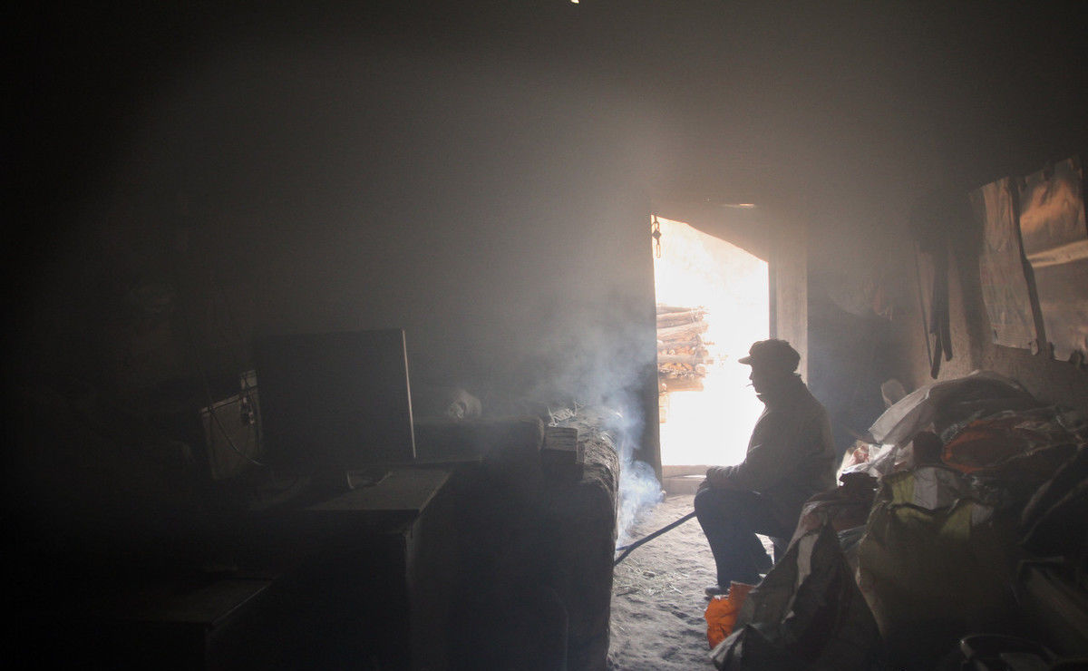 老汉隐居深山养牛,住窑洞吃喝“纯天然”,最愁有钱花不掉