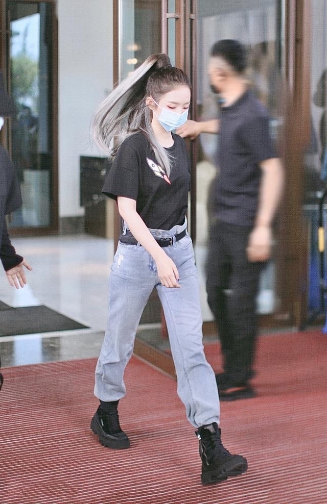 花裙|路人街拍,气质优雅的花裙美女,走在街头展现出清爽浪漫的格调
