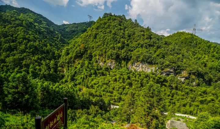 皖、浙两省交界处，有一个大裂谷处处断崖绝壁，藏有四“大”特色