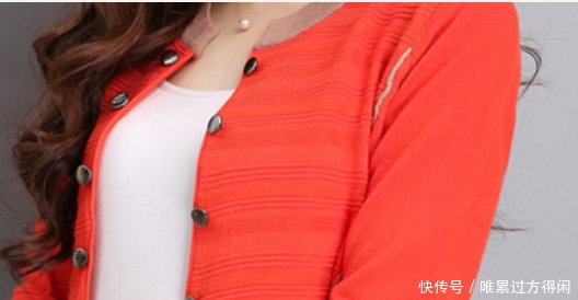 小脚裤赶紧扔了吧！现在早秋流行：针织衣+烟管裤，更显高级美