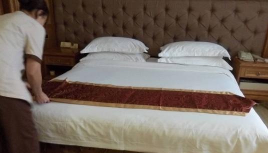 酒店发现这种东西,就应当及时和前台反应换房,否则吃亏的是你