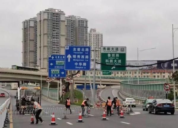  #行围挡施工#南宁这些道路开始围挡施工，请注意绕行！