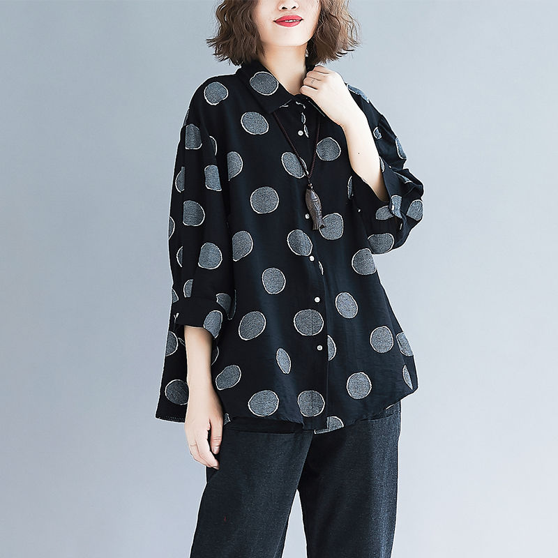 厌倦了裙子，不妨来件正流行的大码棉麻小衫，时髦显瘦还很实惠