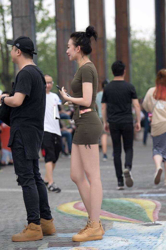 街拍身材超性感迷人的美少妇 看完让人热血沸腾!