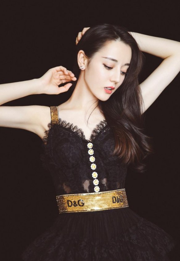 迪丽热巴身穿黑色吊带裙身材令人目不转睛，网友:要喷鼻血了