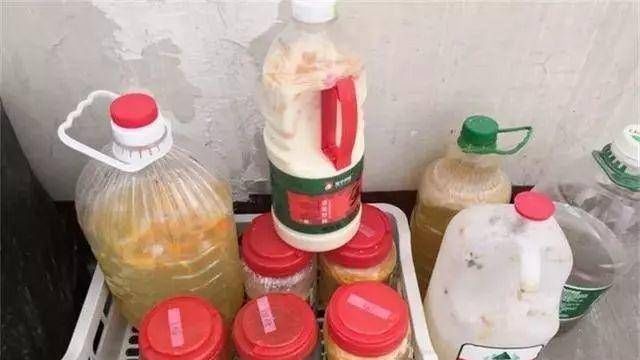  花生麸■节日期间，我们在家里做花肥，它充满了生育能力