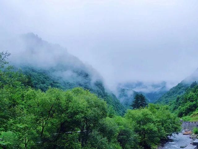 秦岭深藏敢与九寨沟媲美的地方！有条惊艳的自驾公路