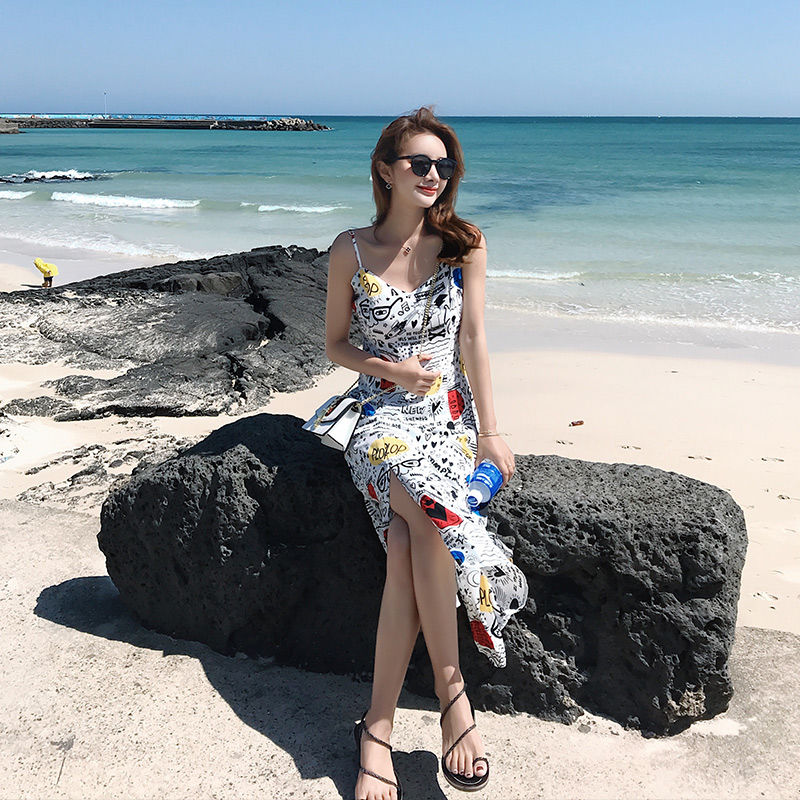 心心念念的吊带裙终穿上身了,上身清丽大方,完美勾勒身体曲线美