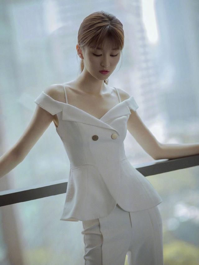 乔欣穿一席白色套装，小露香肩上演骨感诱惑，衣品好就是任性！