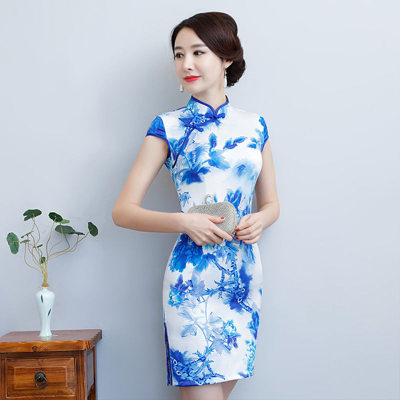 特别能体现古典美的连衣裙来了，旗袍款式，不是每个女人都能驾驭