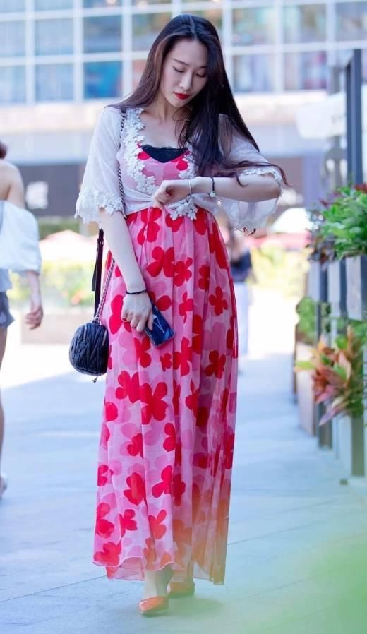 街拍:长裙飘飘,风采依旧的小姐姐