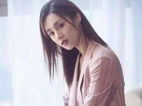 安悦溪穿玻璃鞋，腿软站不起来，找不到合适的姿势，走100米更是