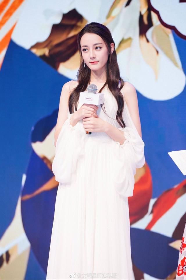 迪丽热巴宛如仙女下凡,一席白裙堪比“白浅”,微笑时甜如初恋!