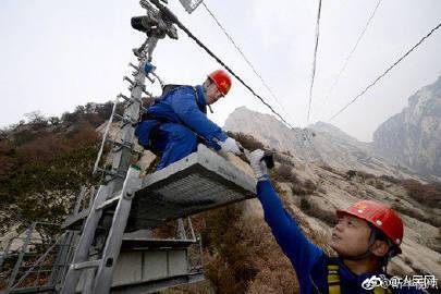 华山绝壁上的天路医生,比胆量更比细心,网友神评论