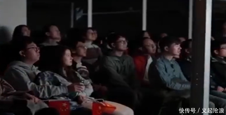 厉害了我的国，五星红旗点亮全球第一高楼