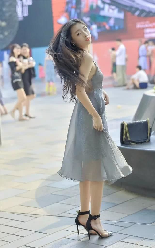 「西装裤」街拍:身材高挑的美女,小西装裤搭配高腰短裤,瘦腿的效果是超赞哦