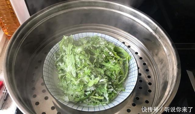 『蒸好的茼』蒸茼蒿时多做1步,根根分明,清香开胃,爽脆又好吃,1人能吃1盘!