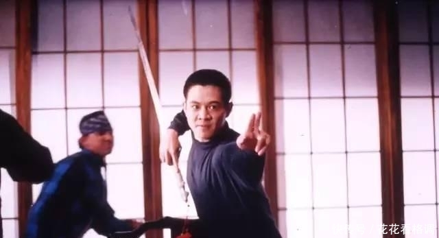 『这部』1989年，李连杰接拍这部功夫片，拍完却被嘉禾雪藏了3年才准上映