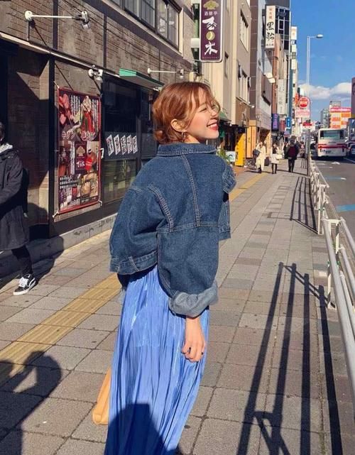 【女生】聪明的女生，早就开始用这几款外套配裙子了